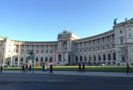 Die Wiener Hofburg zählt zu den Top Sehenswürdigkeiten in Wien. An diesem sonnigen Wintertag vor blauen Himmel natürlich besonders schön.(Foto: Kultreiseblog)