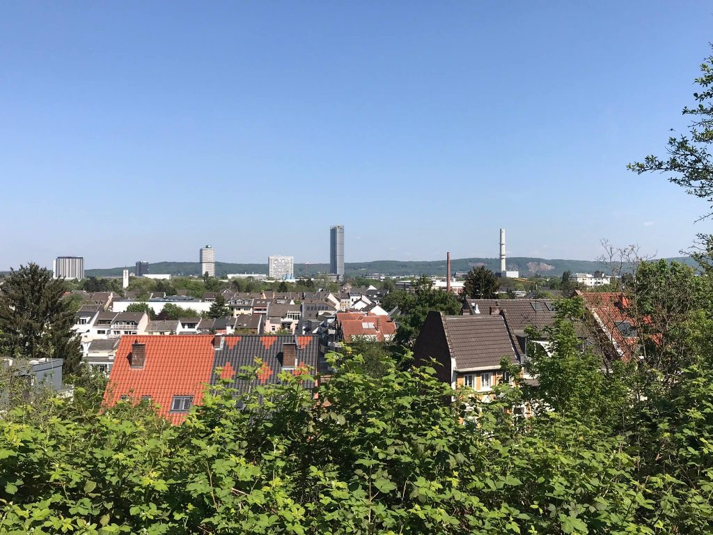 Weiter Blick vom Bonner Stadtwald Venusberg auf Bonn. Im Hintergrund in der Mitte gut sichtbar der Posttower. (Foto Kultreiseblog)