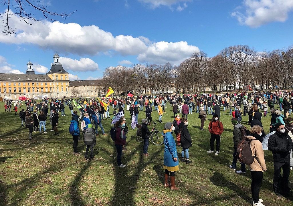 Klimakrise und Reisen: FridaysForFuture Demonstranten in Bonn