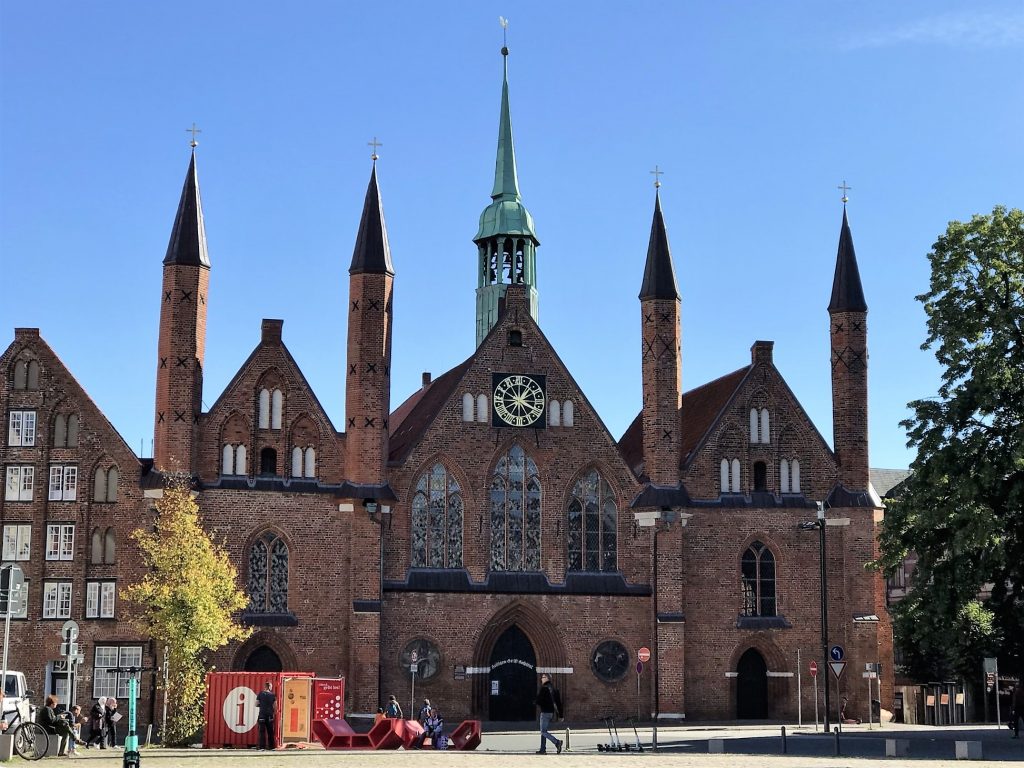 Das Heiligen-Geist-Hospital am Koberg in Lübeck solltest du dir unbedingt von innen ansehen (Eintritt frei).